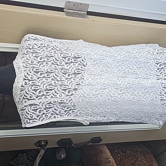 Sleeveless white lace top - Picture 7 of 15